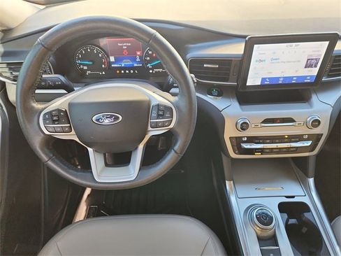 Used 2021 Ford Explorer XLT w/ Equipment Group 202A image 11