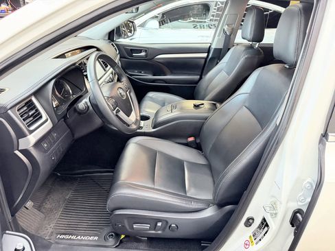 Used 2019 Toyota Highlander XLE image 12