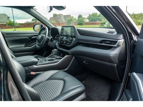 Used 2022 Toyota Highlander XSE AWD/4WD image 19
