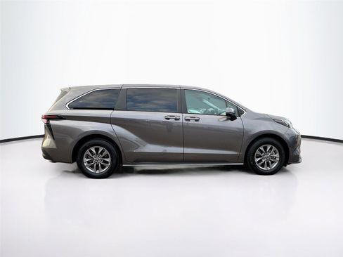 Used 2024 Toyota Sienna LE image 8
