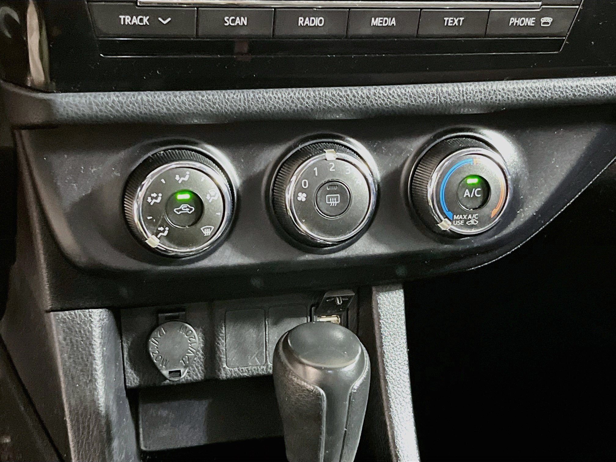 Used 2014 Toyota Corolla L FWD image 25