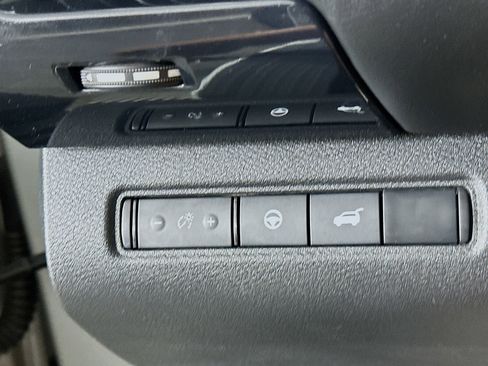 Used 2025 Nissan Pathfinder SV FWD image 17