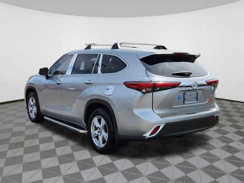 Used 2023 Toyota Highlander LE AWD/4WD image 3