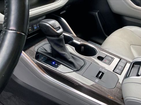 Used 2022 Toyota Highlander Limited image 16