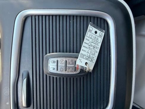 Used 2024 Chrysler Pacifica Touring-L FWD image 29