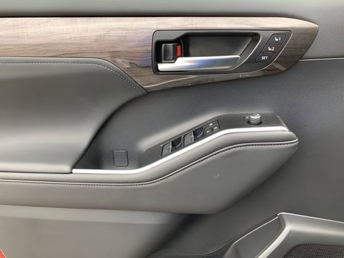 New 2026 Toyota Highlander Limited image 10