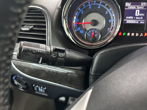 Used 2016 Chrysler Town & Country Touring FWD image 37