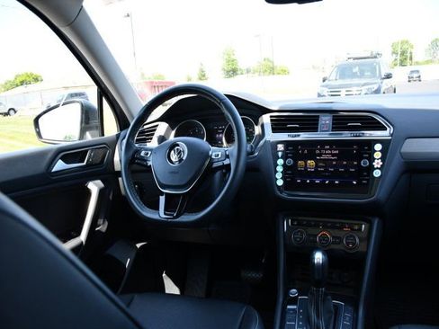 Used 2021 Volkswagen Tiguan SE w/ Panoramic Sunroof Package FWD image 23