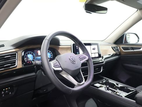 Used 2024 Volkswagen Atlas SE image 15