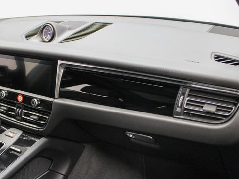 Certified 2025 Porsche Macan image 37