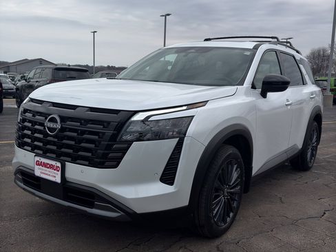 New 2026 Nissan Pathfinder SL image 2