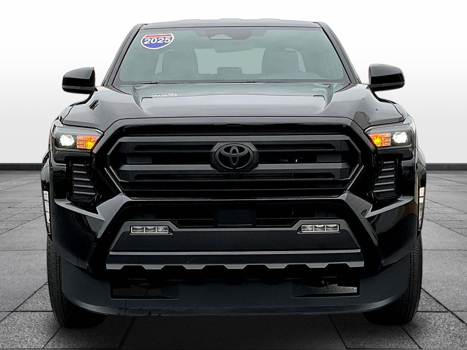 Used 2025 Toyota Tacoma SR5 AWD/4WD image 2