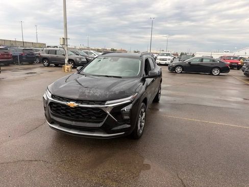 Used 2025 Chevrolet Trax LT FWD image 1