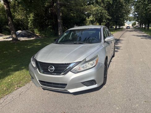 Used 2017 Nissan Altima 2.5 S w/ Power Driver Seat Package FWD image 3