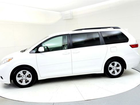 Used 2015 Toyota Sienna LE image 3