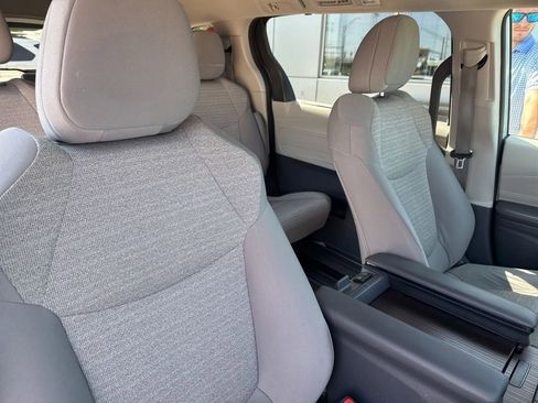 Used 2021 Toyota Sienna LE FWD image 18