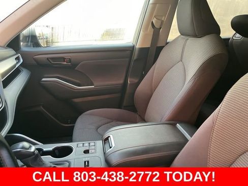 Used 2024 Toyota Highlander LE FWD image 10