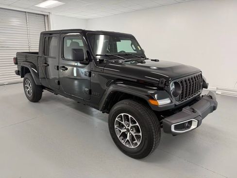 Used 2024 Jeep Gladiator Sport image 3