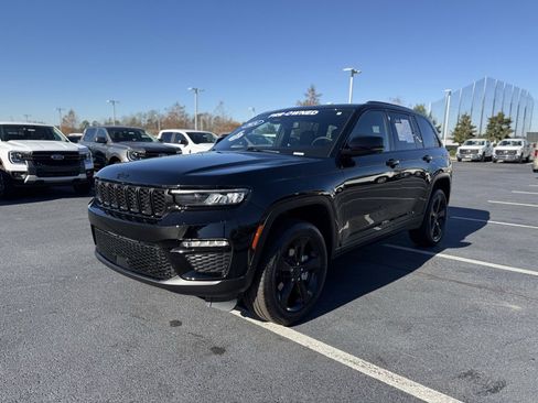 Used 2024 Jeep Grand Cherokee Limited w/ Black Appearance Package image 3