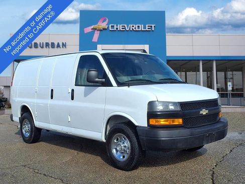 Used 2018 Chevrolet Express 3500 w/ Driver Convenience Package image 3
