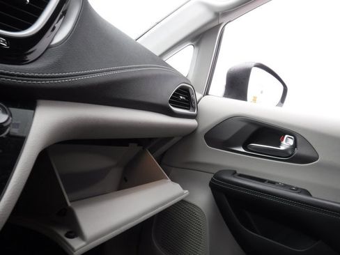 Used 2023 Chrysler Pacifica Touring-L image 22