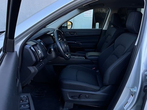Used 2025 Nissan Pathfinder SV image 10