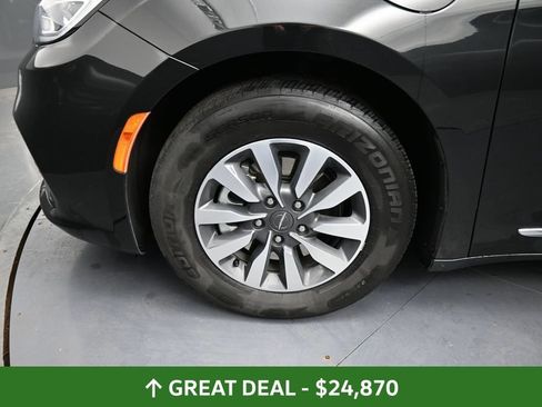 Used 2023 Chrysler Pacifica Limited FWD image 15
