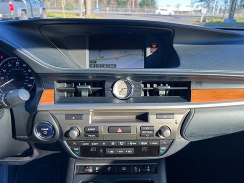 Used 2015 Lexus ES 300h image 28