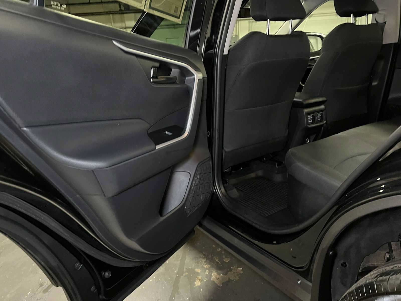 Used 2021 Toyota RAV4 LE AWD/4WD image 17