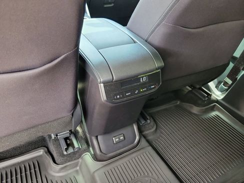 Used 2025 Toyota Highlander LE FWD image 12