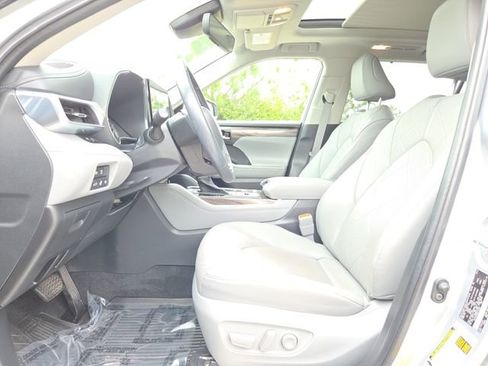 Used 2022 Toyota Highlander Platinum image 18