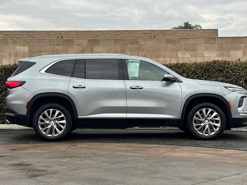 Used 2025 Buick Enclave Preferred image 3