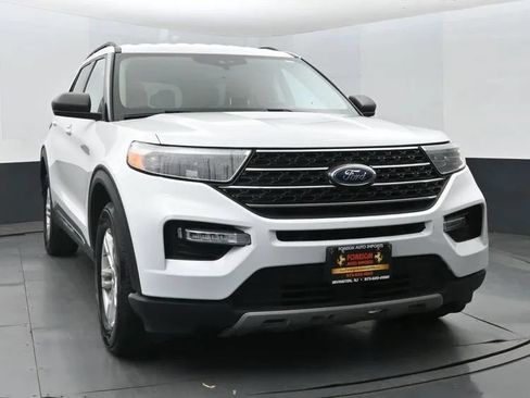 Used 2024 Ford Explorer XLT w/ Equipment Group 202A AWD/4WD image 2