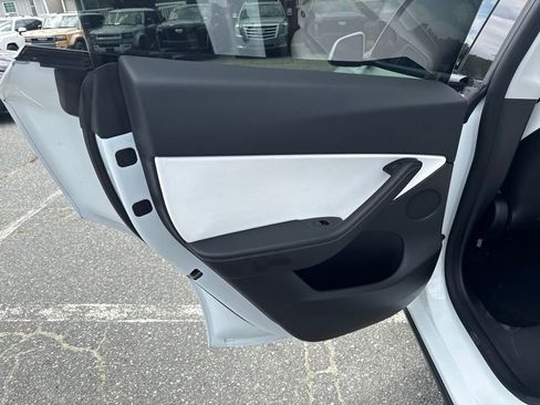 Used 2021 Tesla Model Y Long Range AWD/4WD image 30
