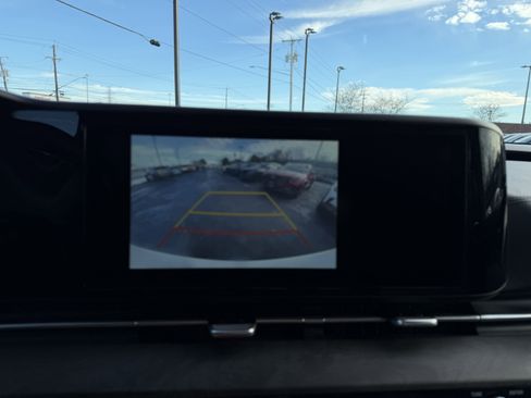 Used 2024 Kia Carnival EX image 18