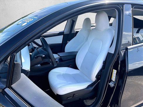 Used 2022 Tesla Model Y Long Range AWD/4WD image 24