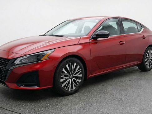 Used 2025 Nissan Altima 2.5 SV FWD image 3