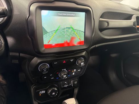 Used 2018 Jeep Renegade Altitude w/ UConnect 8.4 Nav Group AWD/4WD image 16