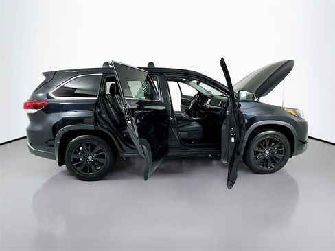 Used 2019 Toyota Highlander SE image 24