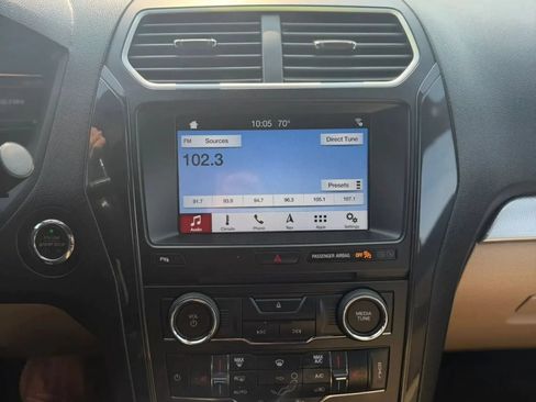 Used 2017 Ford Explorer XLT w/ Equipment Group 202A AWD/4WD image 14