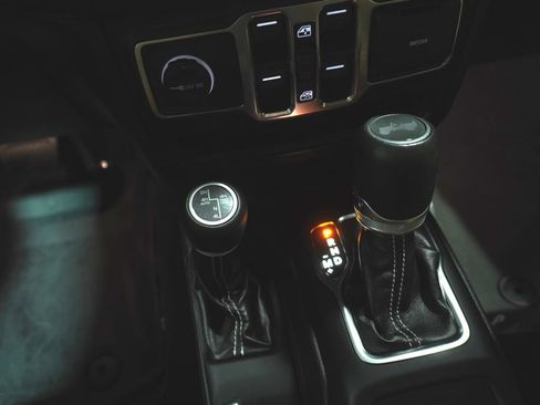 Used 2022 Jeep Wrangler Unlimited Sahara w/ LED Lighting Group AWD/4WD image 18