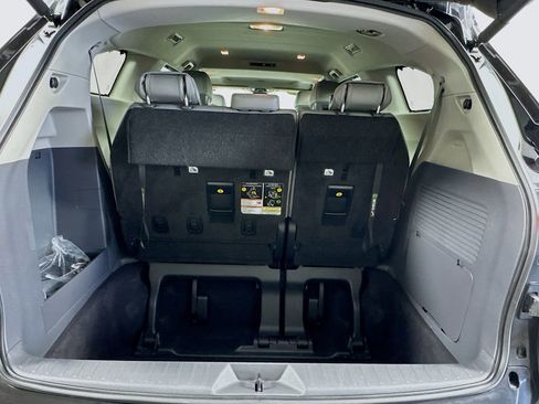 Used 2024 Toyota Sienna Limited image 30