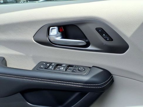 Used 2023 Chrysler Pacifica Touring-L image 25