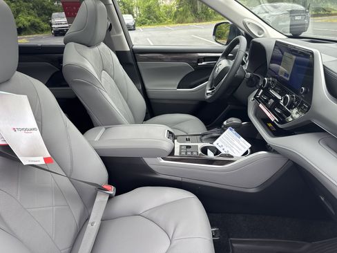 New 2026 Toyota Highlander Platinum AWD/4WD image 31