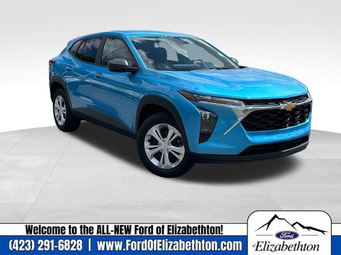 Used 2025 Chevrolet Trax LS image 1