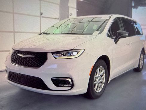 Used 2024 Chrysler Pacifica Touring-L FWD image 2