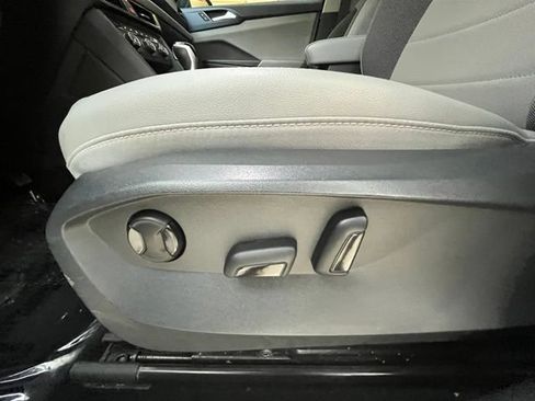 Used 2022 Volkswagen Taos SE w/ Panoramic Sunroof Package AWD/4WD image 31