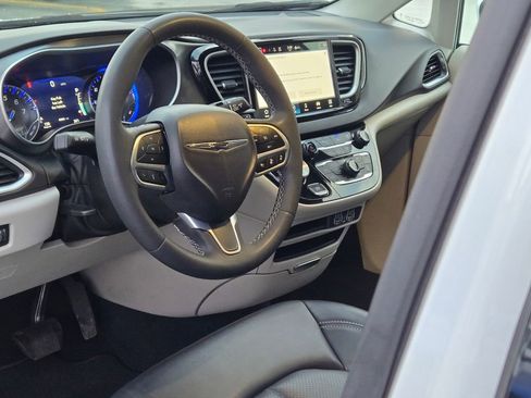 Used 2023 Chrysler Pacifica Touring-L image 32