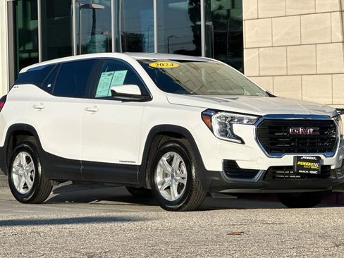 Used 2024 GMC Terrain SLE image 2
