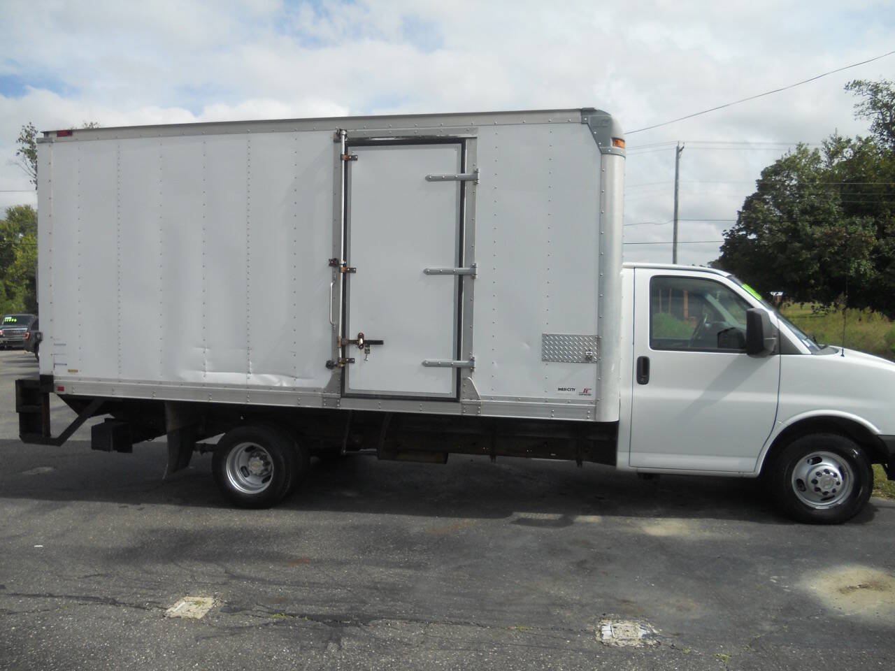 Used 2013 Chevrolet Express 3500 Extended RWD image 2